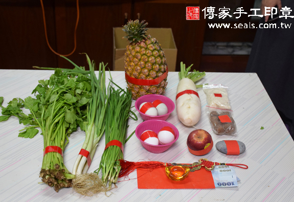 吳寶寶(台中北屯區到府嬰兒寶寶滿月剃頭理髮、免費到府嬰兒剃胎毛儀式吉祥話)。到府剃頭剃胎毛主持、專業拍照、DVD光碟、證書。★購買「臍帶章、肚臍章、胎毛筆刷印章」贈送：剃頭、收涎、抓周，三選一。2015.12.06 照片1